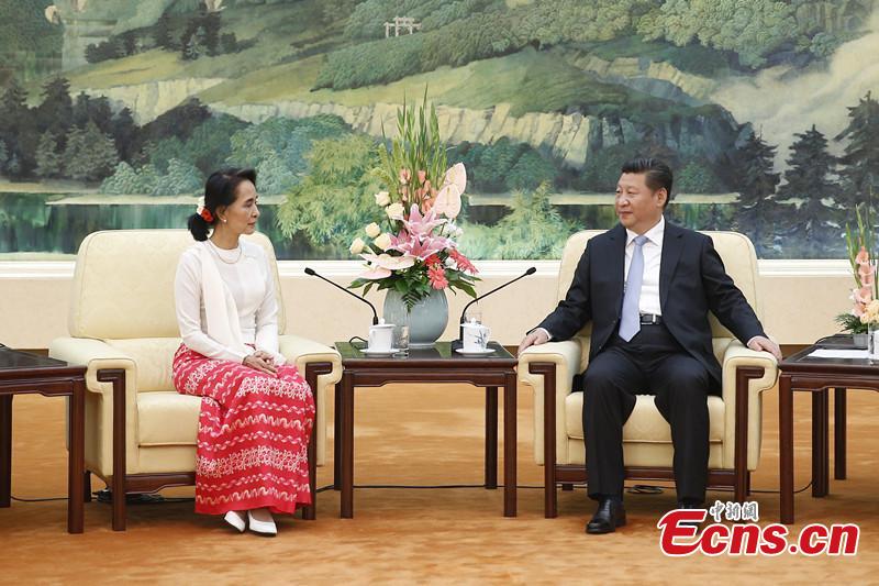 China's Xi meets Aung San Suu Kyi(1/2)