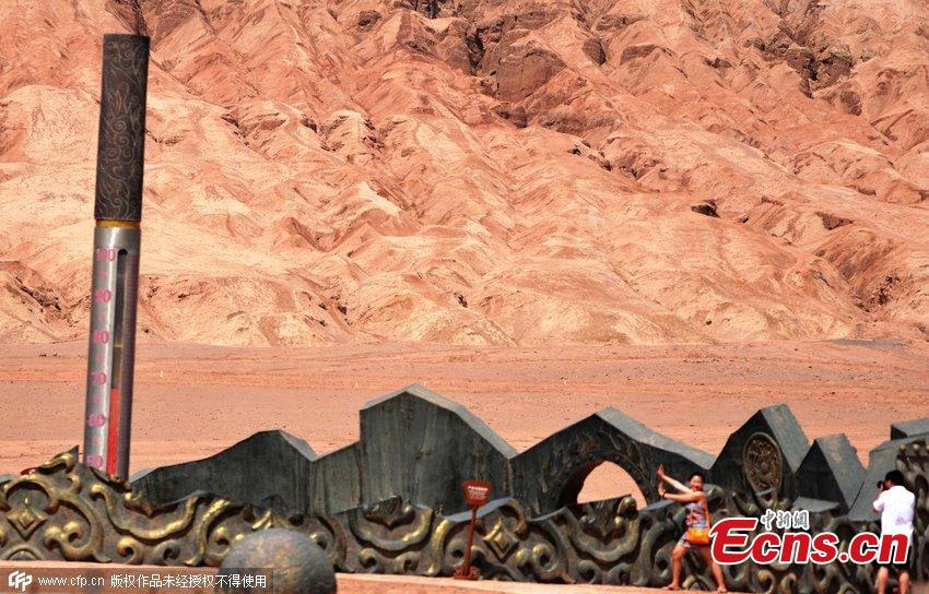 Tourists brave high temperatures at Flaming Mountains(1/3)
