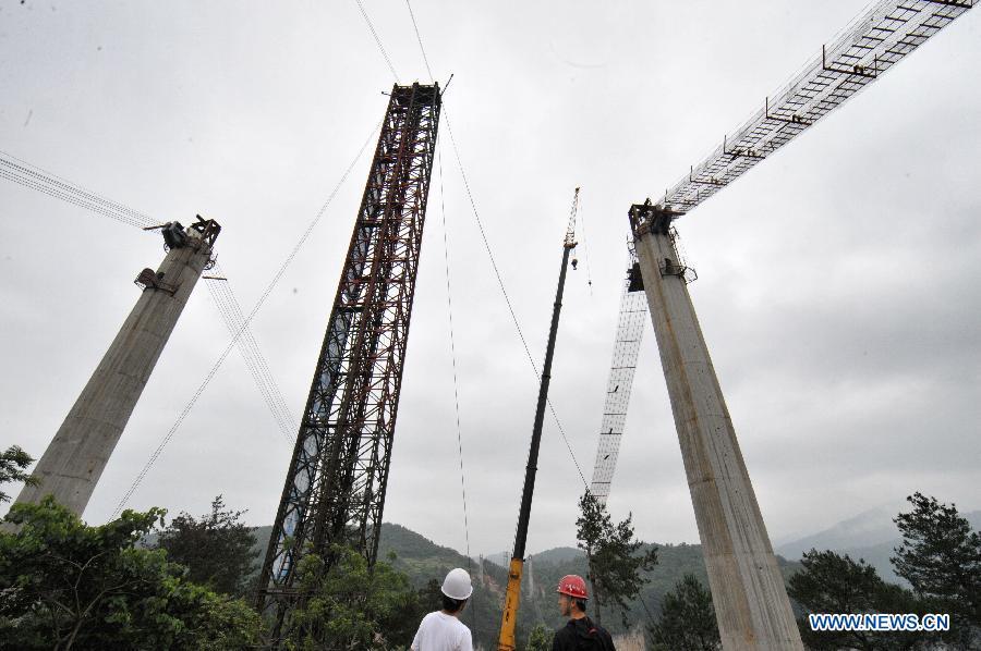 Bridge above grand canyon in Zhangjiajie under construction(1/6)