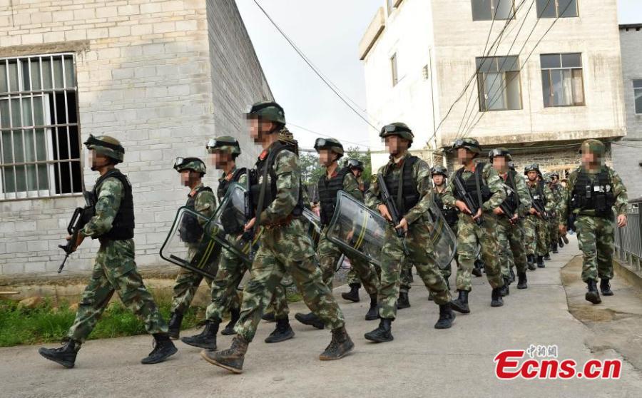 600 police raid 'drug and gun' villages in SW China(1/5)