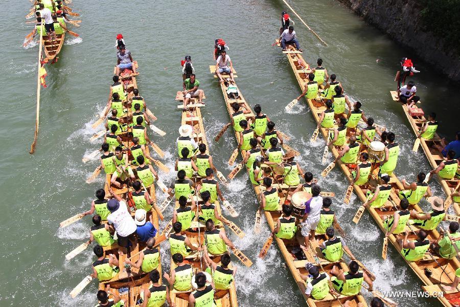 Dragon Boat Festival celebrated in central China's Hunan(1/8)