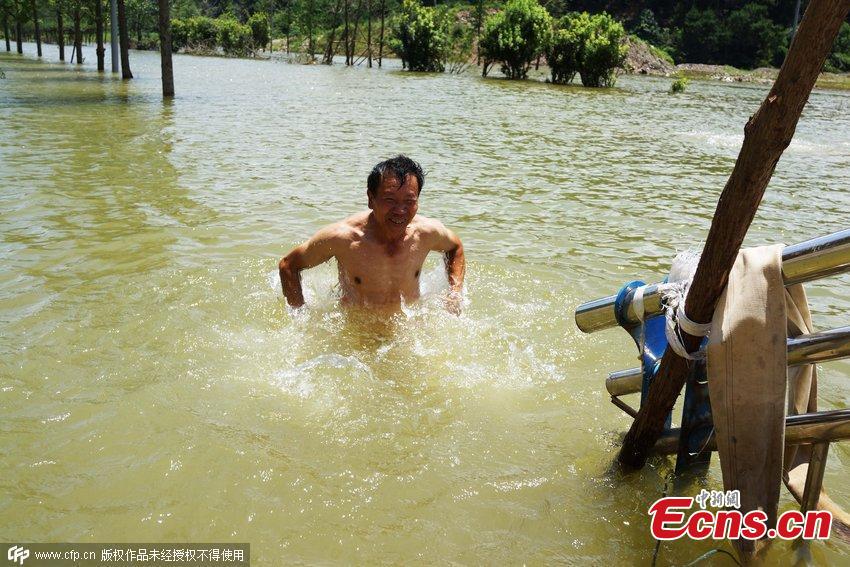 Locals turn flooded street into swimming pool in Guizhou (1/3)