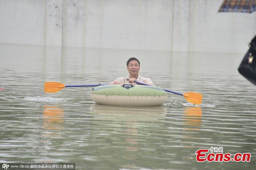Flooding prompts boat travel in East China city(1/4)