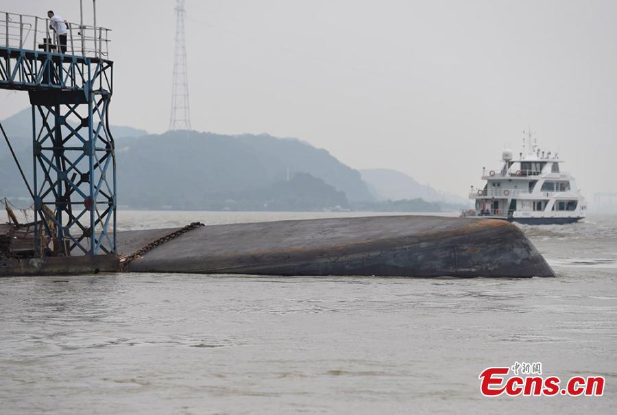 Two missing after cargo vessel capsizes in Yangtze River (1/6)