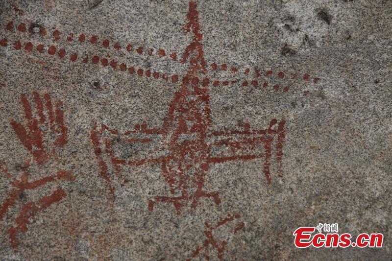 Mysterious rock carvings in Xinjiang resemble airplane(1/2)