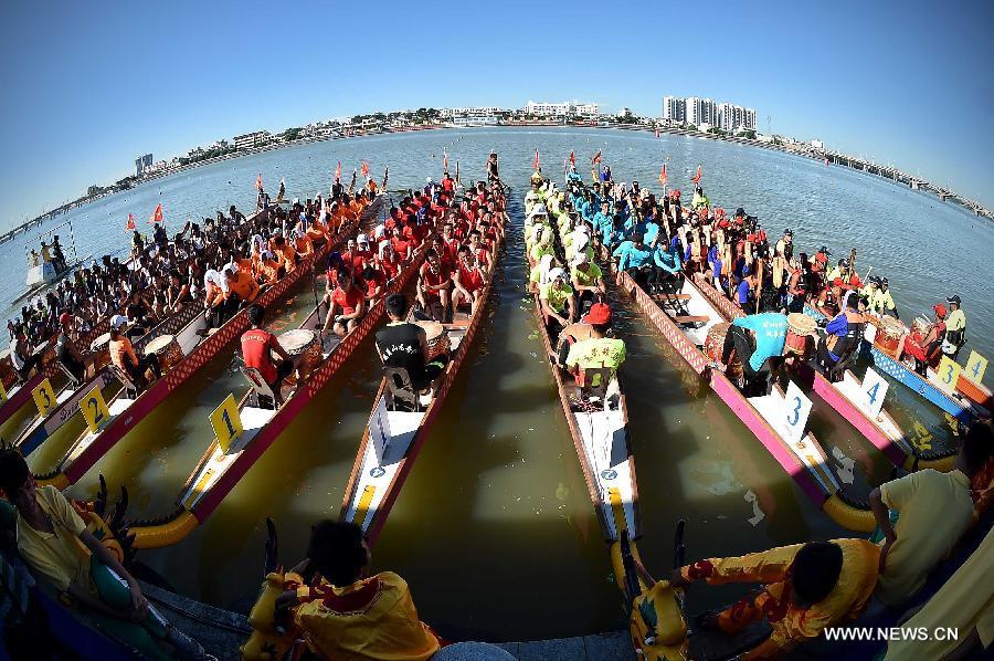 Dragon boat race held in Hainan(1/4)