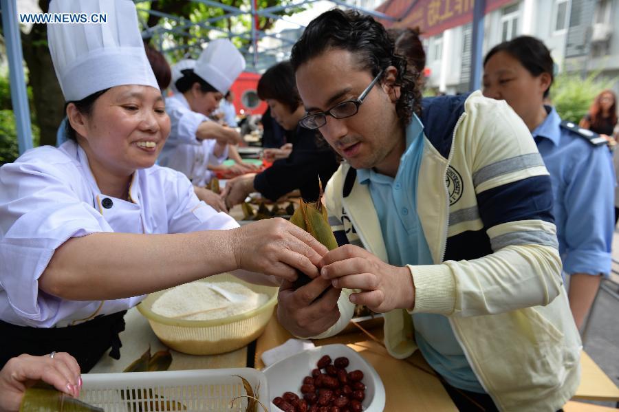 Foreign students celebrate Duanwu Festival in China's Shanghai (1/3)