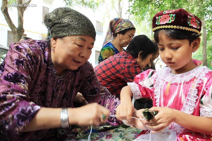 Chinese wrap up Zongzi to mark upcoming Dragon Boat Festival (1/4)