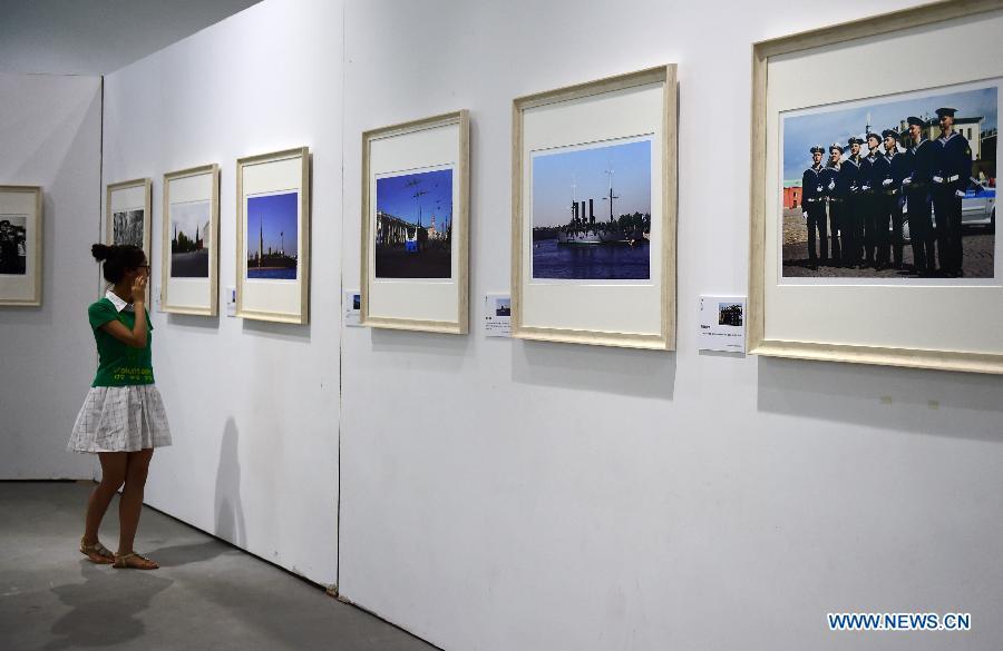'War and Peace' photography exhibition held in Wuhan(1/4)