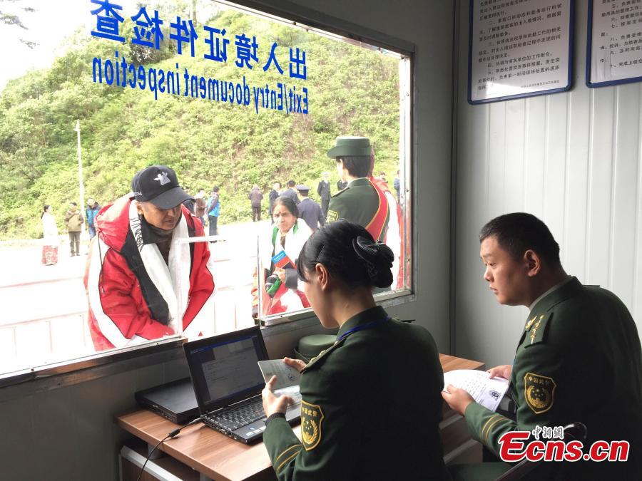 China opens new land route for Indian pilgrims to Tibet(1/13)