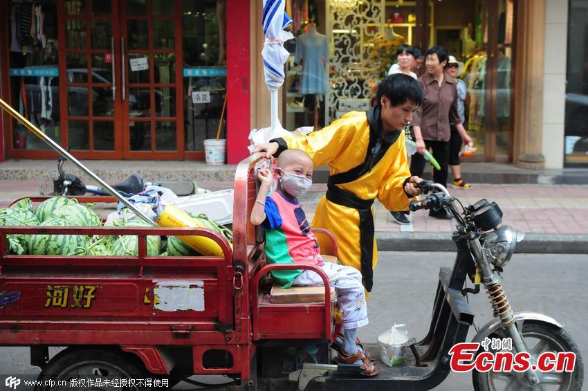 ‘Monkey King’ father raises money for sick son(1/3)