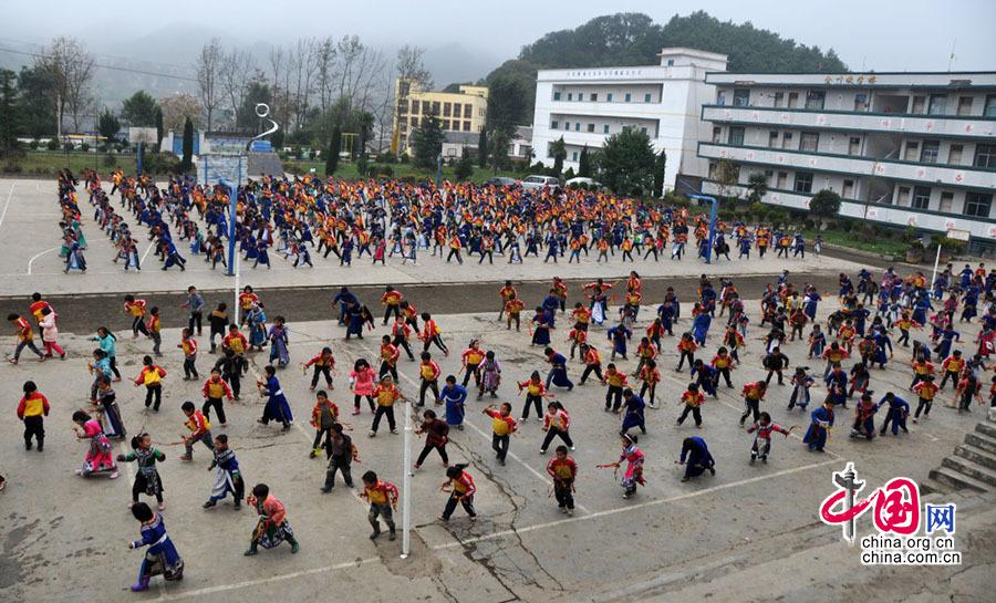 Students learn Yi ethnic dance during class break(1/7)