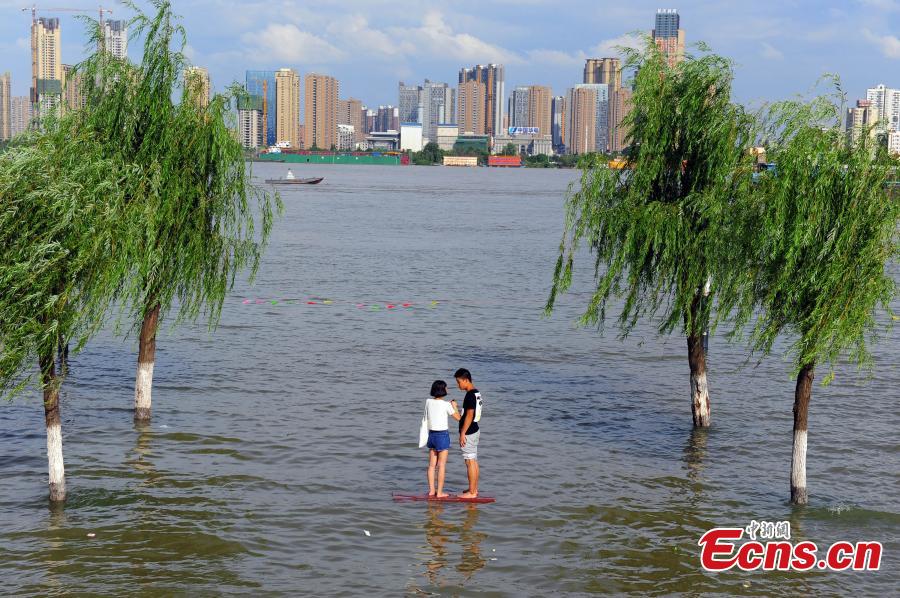 Wuhan hit by high temperatures (1/2)