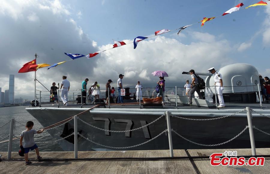 PLA Hong Kong Garrison welcomes visitors on open day(1/8)