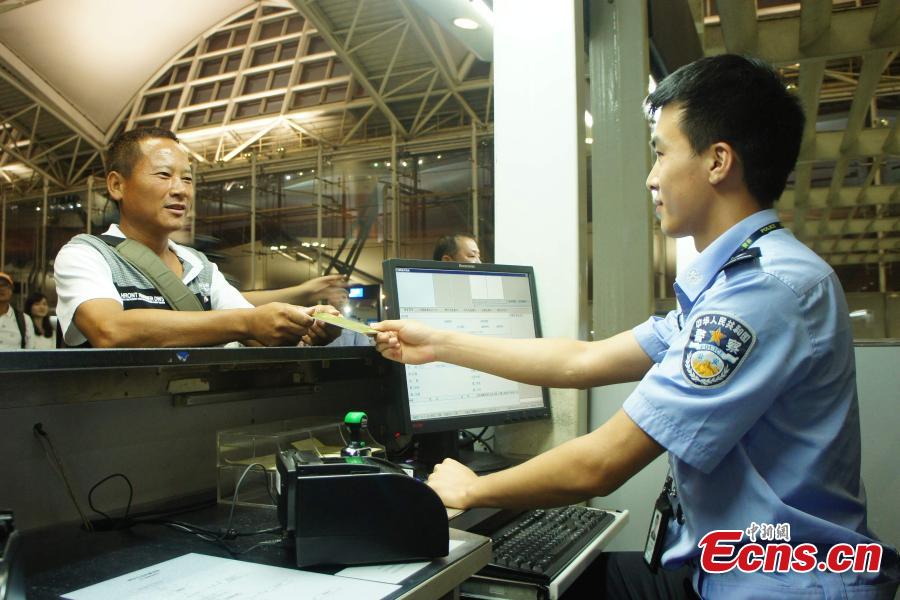 First Taiwan resident visits mainland with only MTP(1/2)