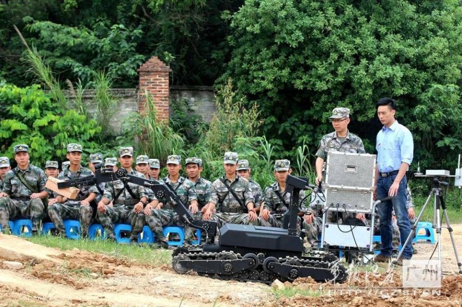 PLA EOD robot shows grabbing skills in Guangzhou(1/6)