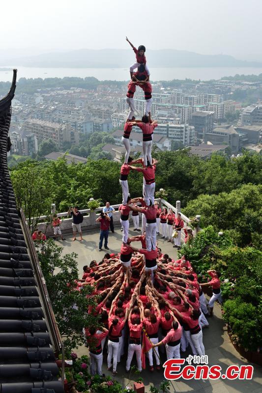 190 Spanish form human tower in Hangzhou(1/3)