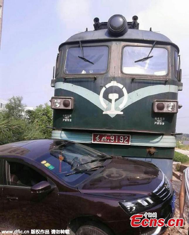 No one inured in car-train crash(1/3)
