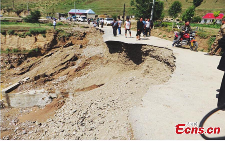 200,000 affected by floods in Xinjiang (1/10)