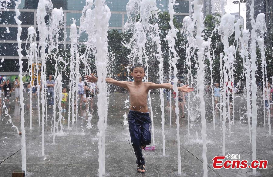 Cooling off to escape the heat wave (1/3)