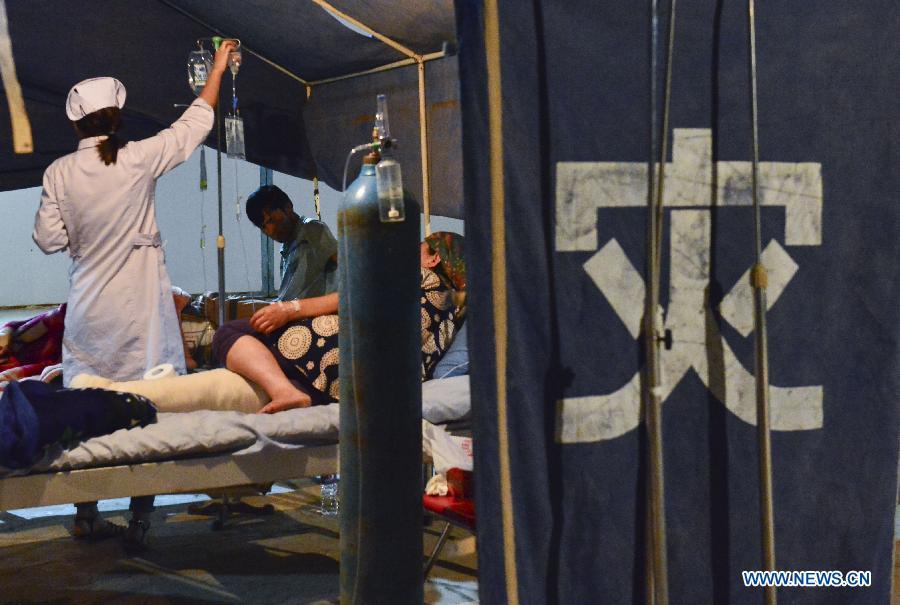 Rescuers work in quake-hit China's Xinjiang(1/10)