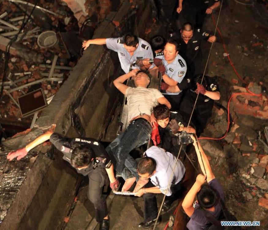 6 dead in east China factory collapse(1/4)