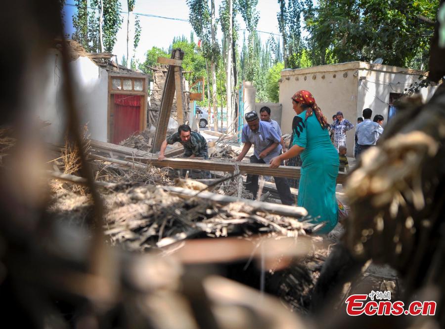 Residents try to return to normal after quake in Xinjiang(1/3)