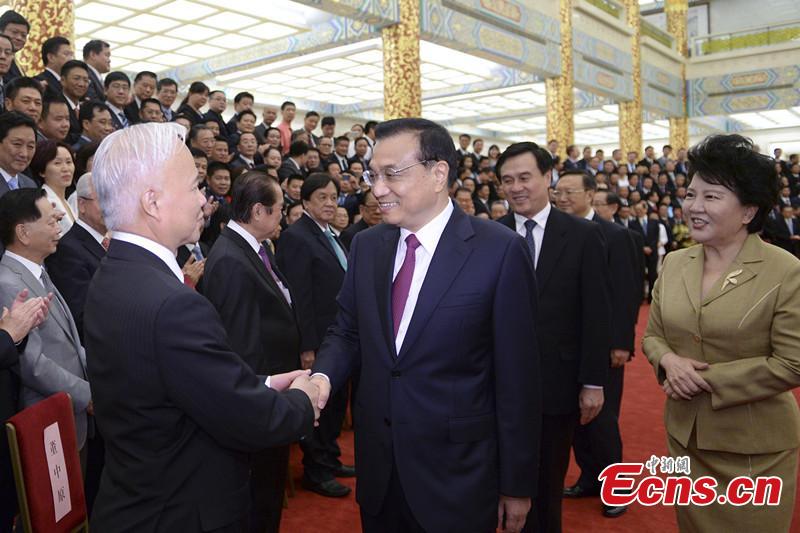 Premier calls on overseas Chinese to contribute to economy(1/2)