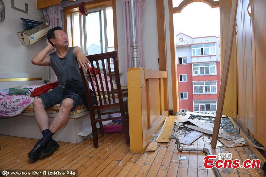 Building balcony collapses while woman cooks (1/3)