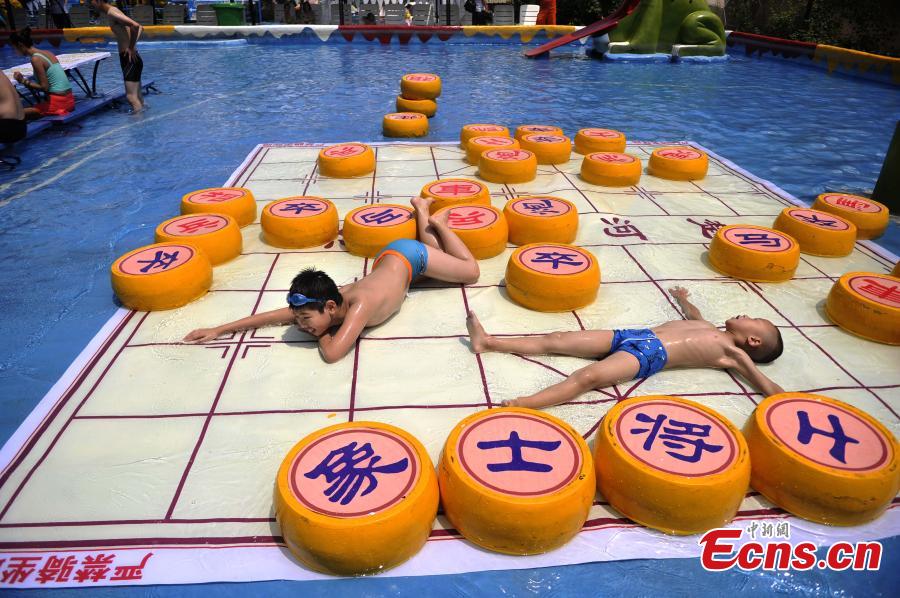 People play huge Chinese chess at water park in Chongqing(1/6)