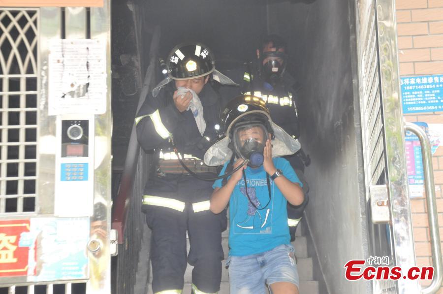 Firefighter gives up own oxygen mask to evacuate boy from fire(1/2)