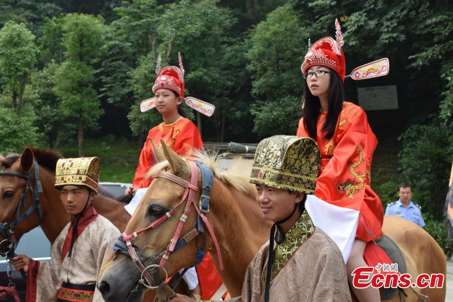 Hubei province invites gaokao stars to attend festival (1/8)