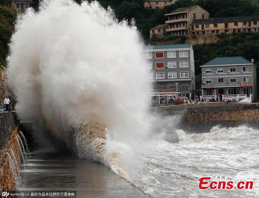 Approaching typhoon brings strong winds to Zhejiang(1/3)