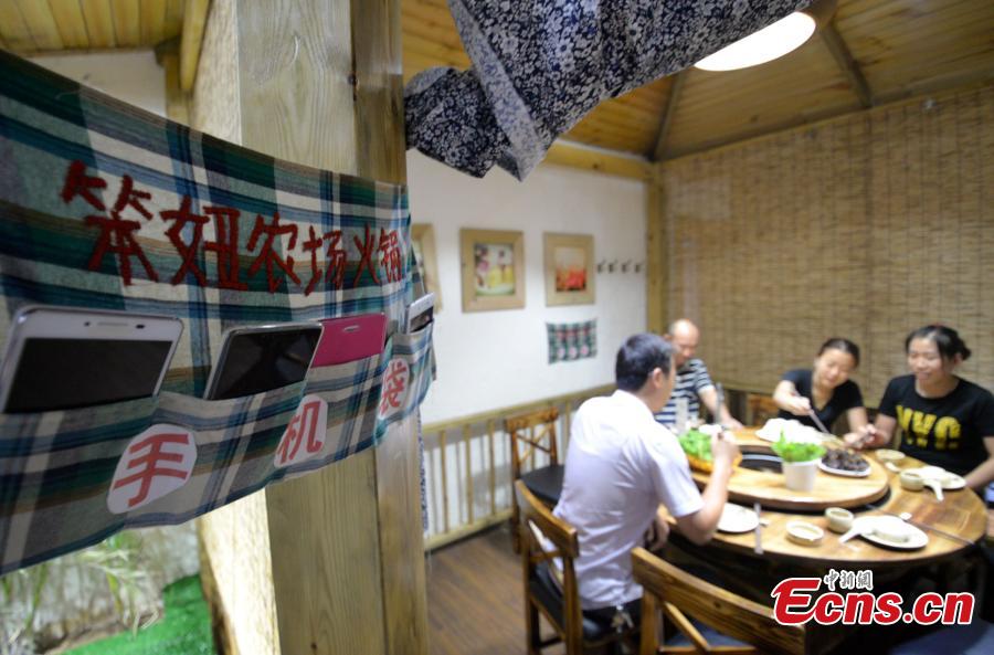 Restaurant bans customers from using mobile phones(1/3)