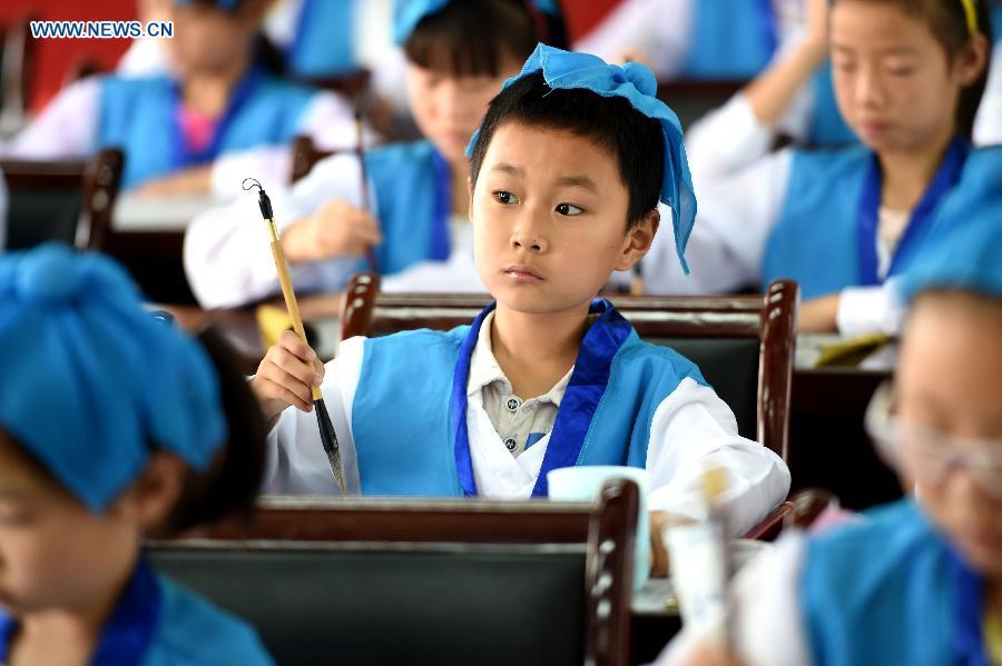 Children study calligraphy during summer class(1/4)