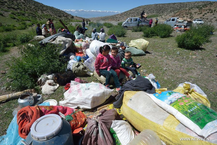 Xinjiang herdsmen take livestock to summer pasture(1/6)
