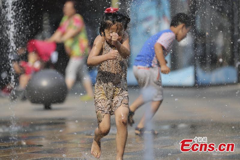 Beijing issues orange warning signal for heat wave(1/3)
