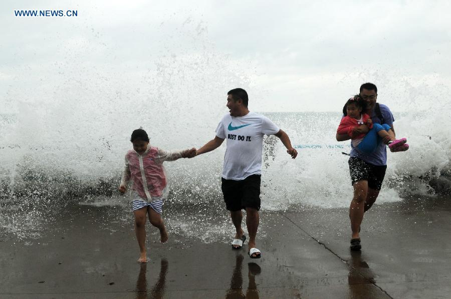 Passing-by typhoon brings heavy wind and rainfall in E China(1/10)