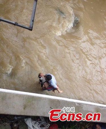 10-year-old boy saved after drifting in river for 1km (1/2)