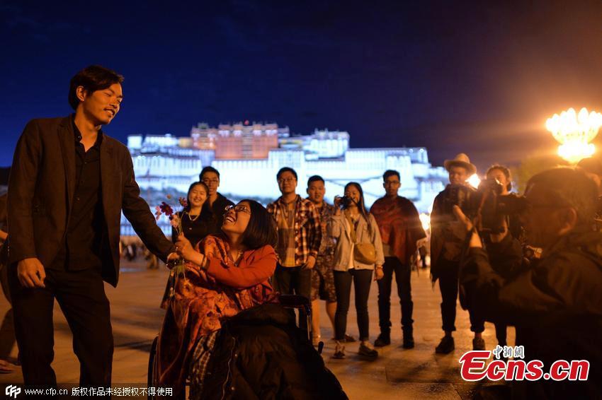 Man pushes wheelchair-bound girlfriend 4,000km to propose in Tibet (1/3)