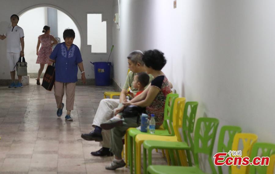 Bomb shelters offer relief from summer heat in Nanjing(1/4)