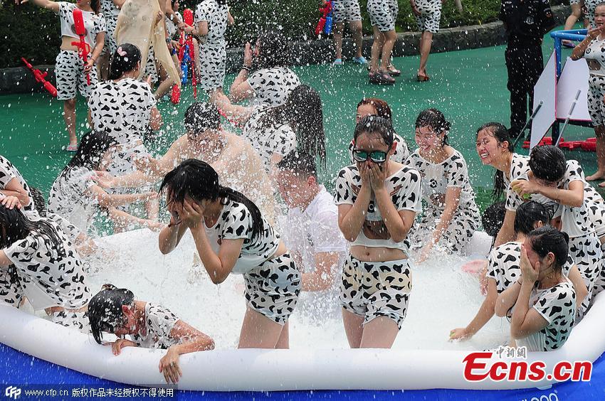 Hangzhou mothers support breast-feeding(1/3)