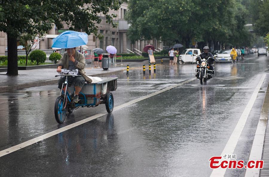 Beijing issues alerts for rainstorm and thunder (1/5)