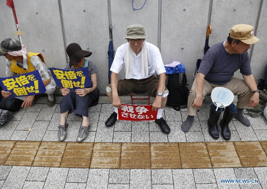 People attend sit-in protest against security bills in Tokyo(1/4)