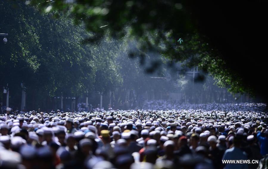 Muslims gather to celebrate Eid al-Fitr across China(1/10)