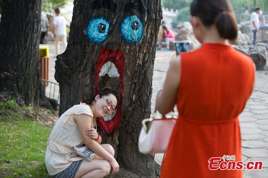 Tree paintings draw tourists to park(1/5)