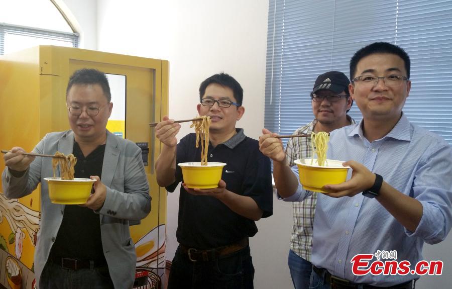 World's first beef noodles vending machine debuts in Shanghai (1/3)