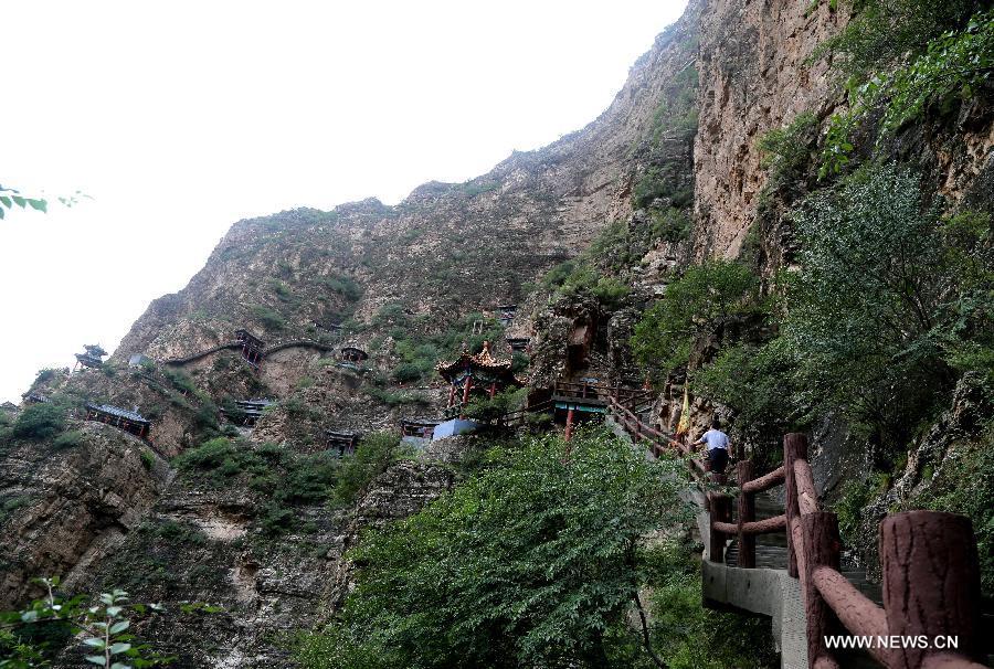 Ancient Taoist temples on cliff in Hebei(1/5)