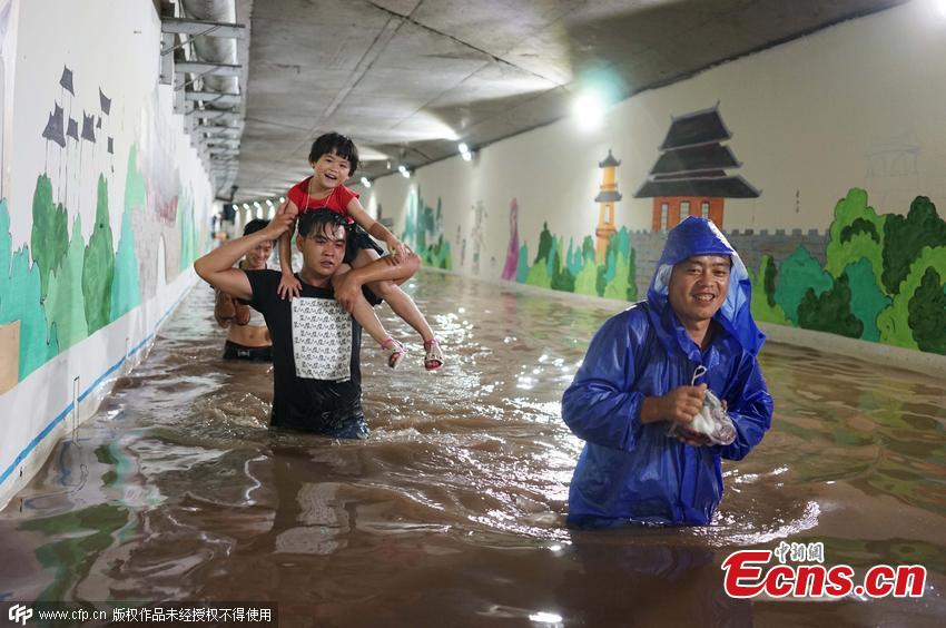 Flood forces passengers to swim to railway station in Zhejiang (1/3)