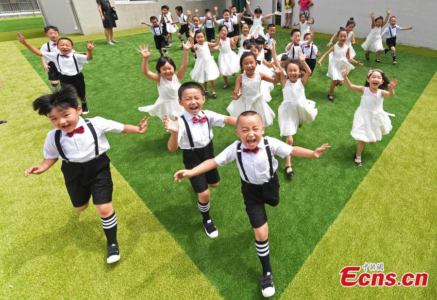 Kindergarten kids dress to impress for graduation(1/5)